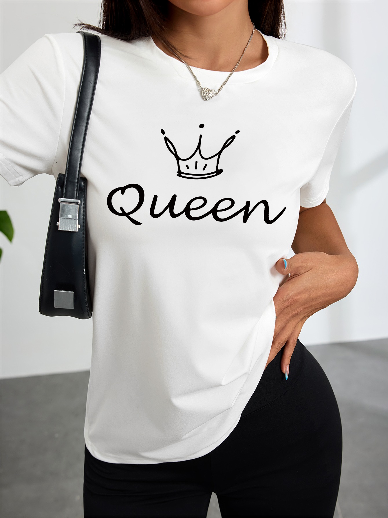 Queen Street Fashion - Damska biała koszulka z nadrukiem korony