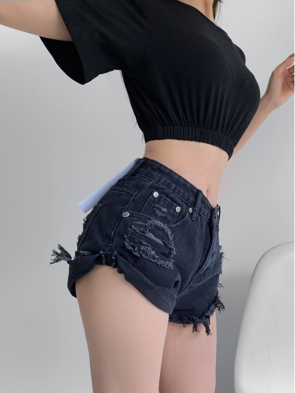 Distressed Jean Rip - Damskie szorty jeansowe z niskim stanem,